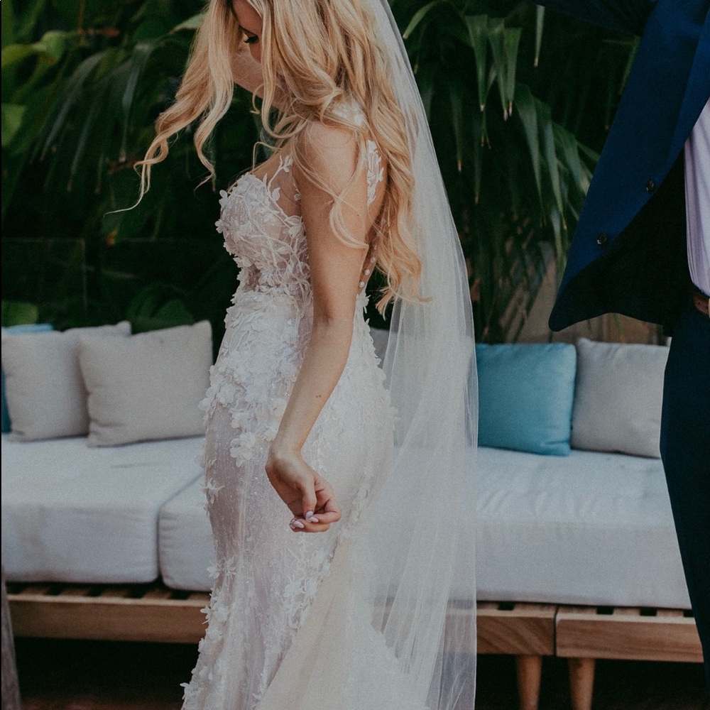 Berta Wedding gown 17-114 Size 2/4